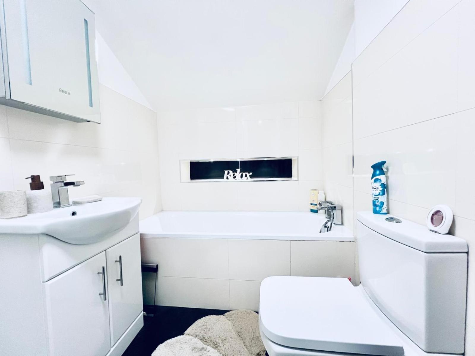 Charming London Home, Opp Arnos Grove Underground Station, Parking New Southgate Exterior foto